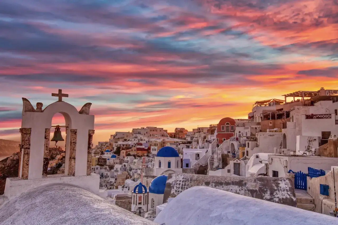 panorama europejskiego miasta o zachodzie słońca