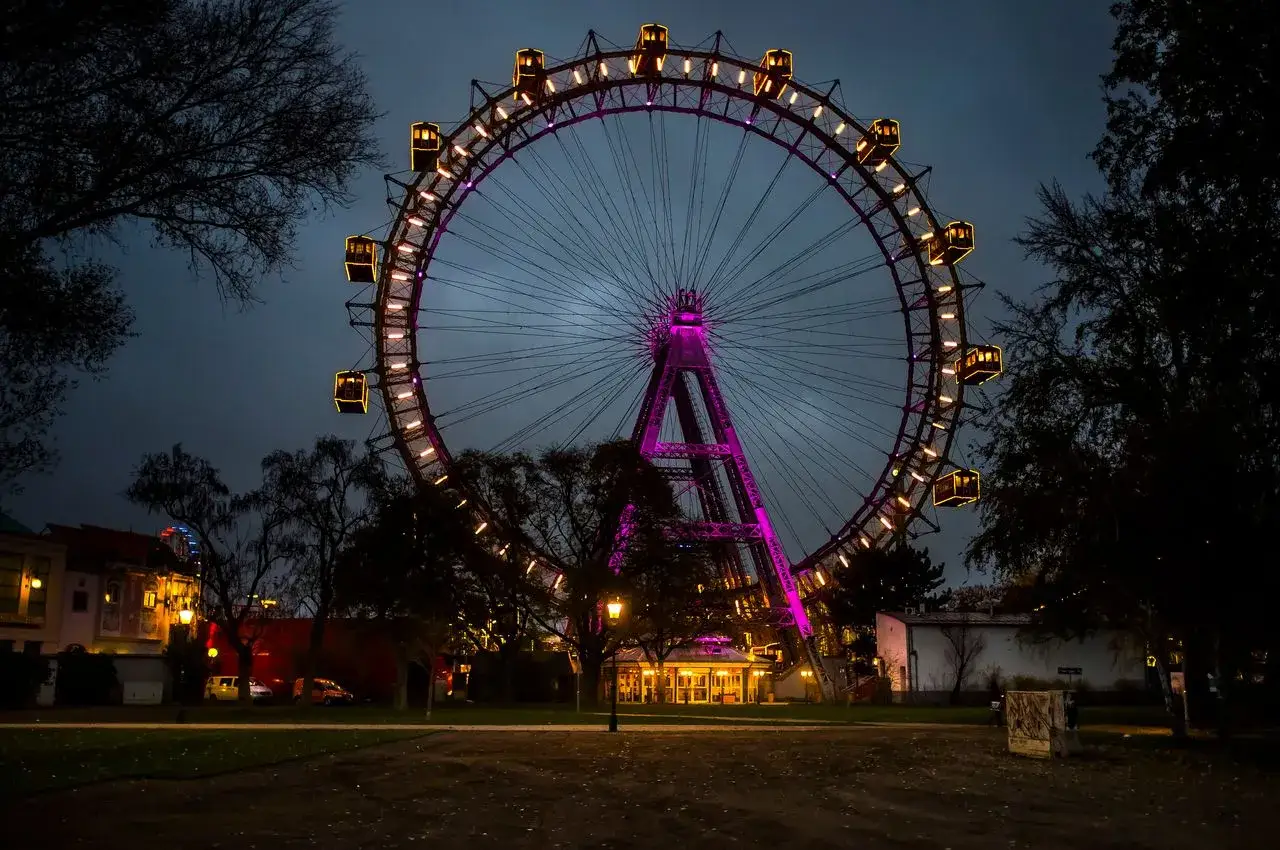 Wiener Riesenrad, symbol Wiednia, lśni nocą w blasku świateł.