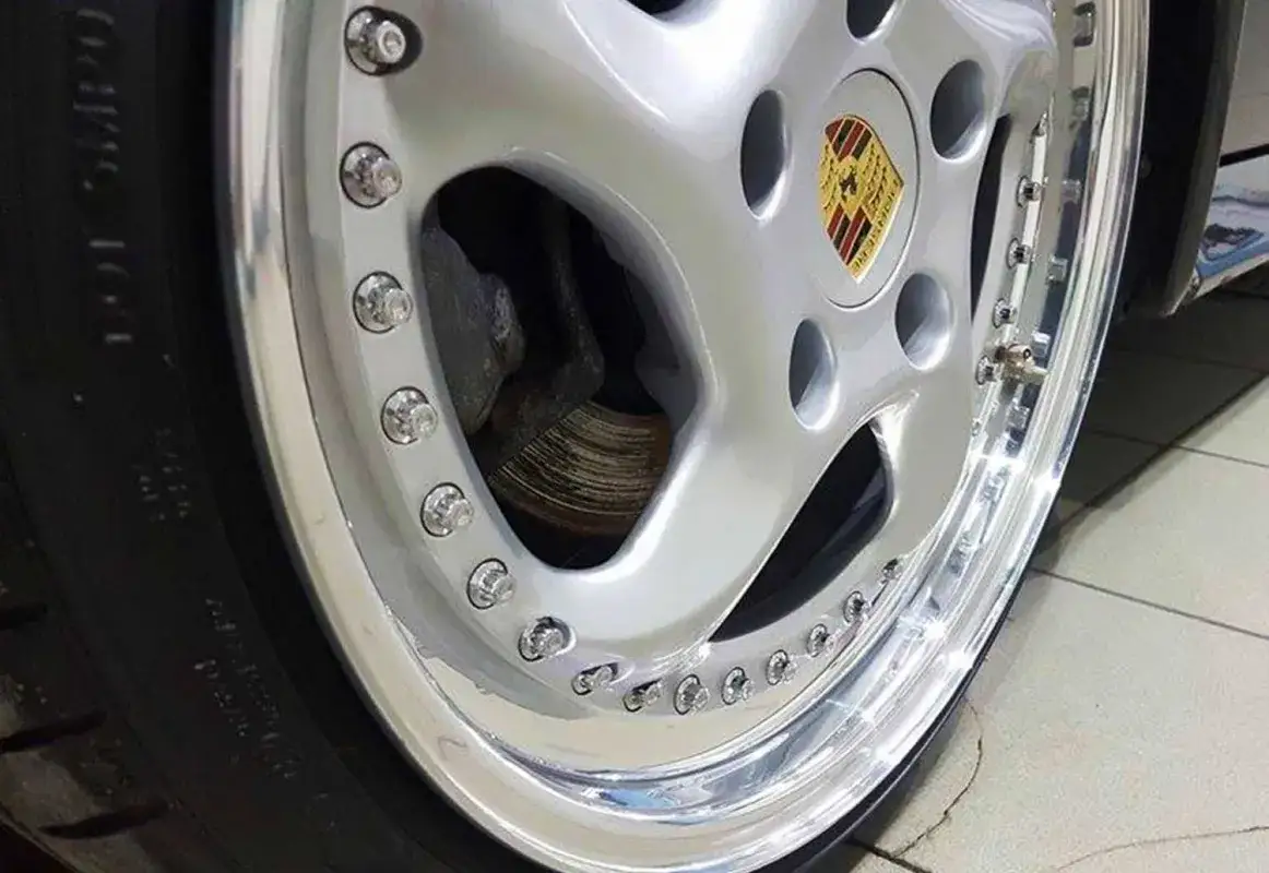 zabezpieczone wypolerowane felgi