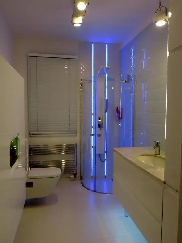 Zdjęcie Jaki profil LED do łazienki? Wybierz najlepsze oświetlenie