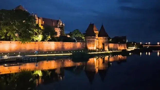 Zdjęcie Czy na zamek w Malborku można wejść z psem? Zasady i informacje.