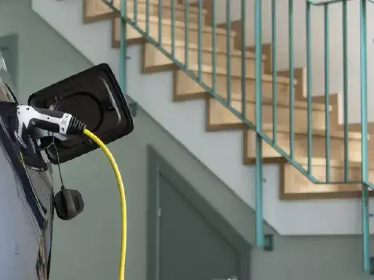 Zdjęcie Jak ładować samochód elektryczny w bloku - uniknij kosztownych błędów