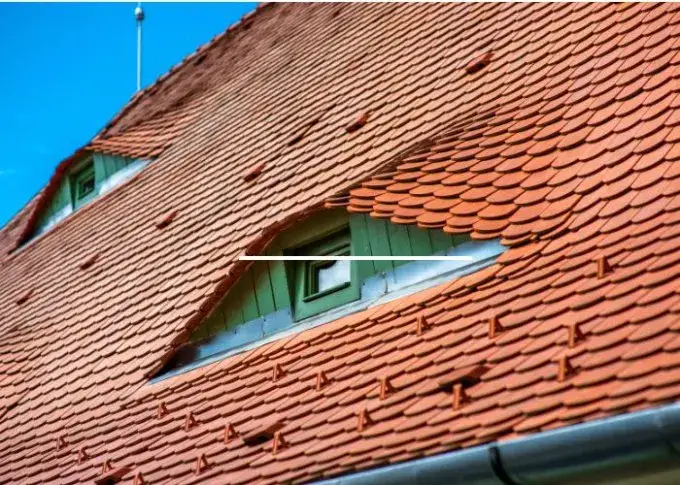 Zdjęcie Małe okno w dachu – jakie korzyści przynosi lukarna dla Twojego domu?
