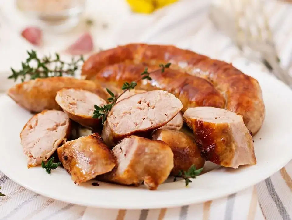 Zdjęcie Jakie przyprawy do kiełbasy domowej, aby uniknąć mdłego smaku?