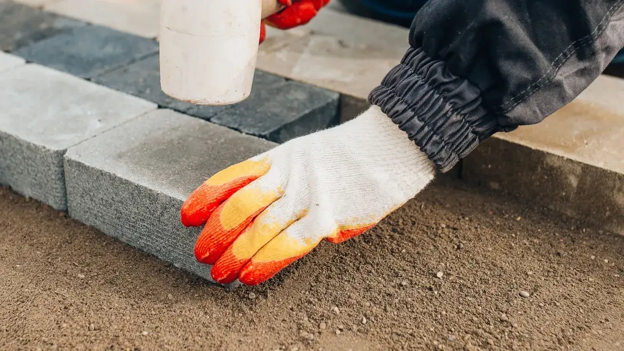Zdjęcie Jak skutecznie przykleić kostkę brukową do betonu bez problemów