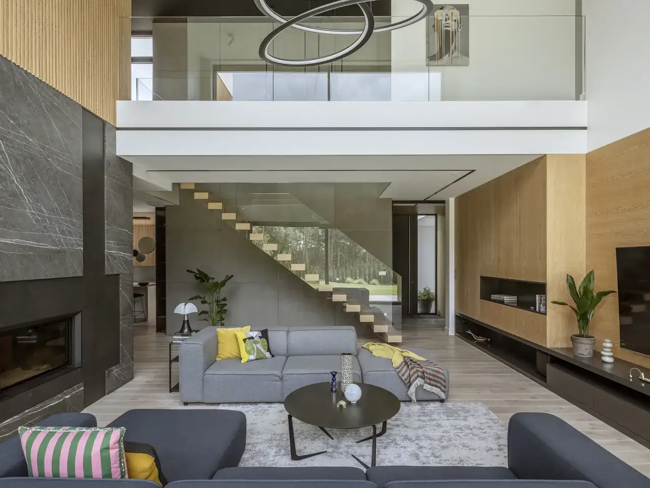 Zdjęcie Jak wykończyć sufit w salonie - najlepsze pomysły i porady na ładne wnętrze