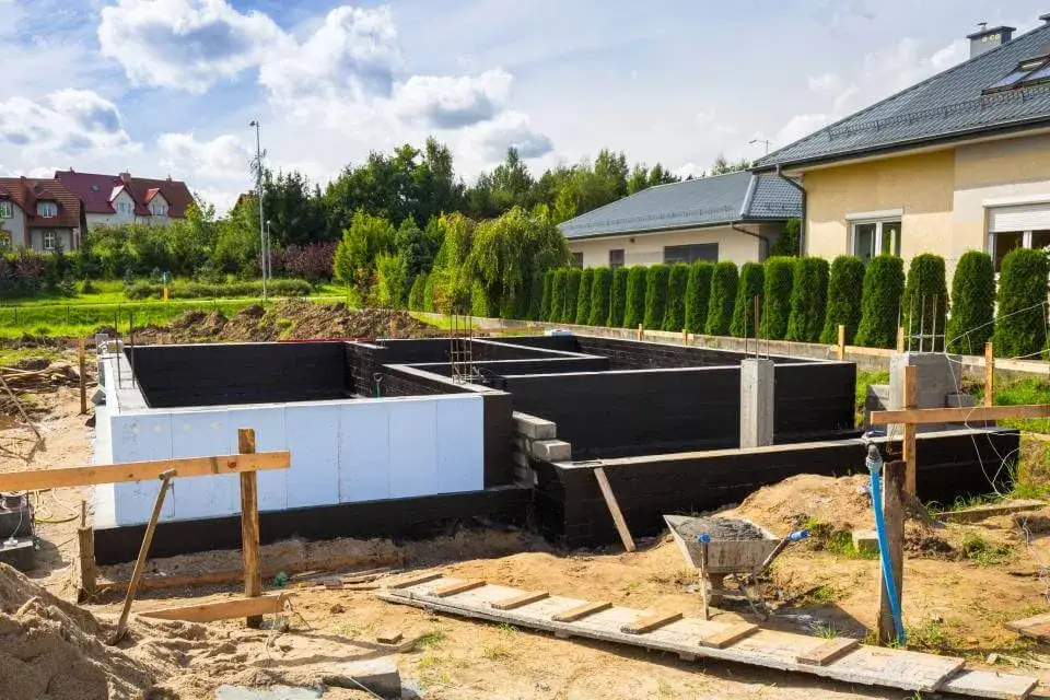 Zdjęcie Jak głęboko ocieplać fundamenty, by uniknąć problemów z wilgocią?