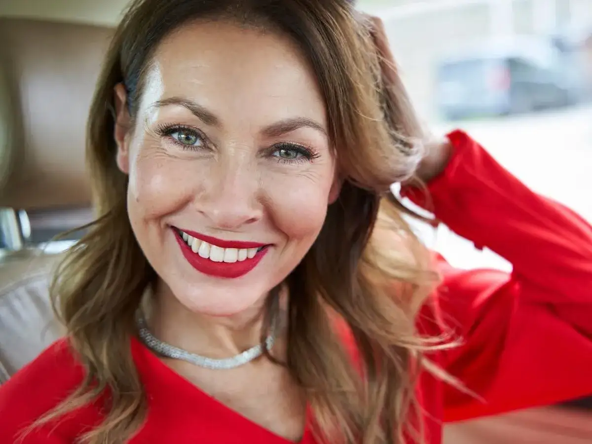 Zdjęcie Jak dobrać szminkę do czerwonej sukienki? Perfekcyjny makijaż