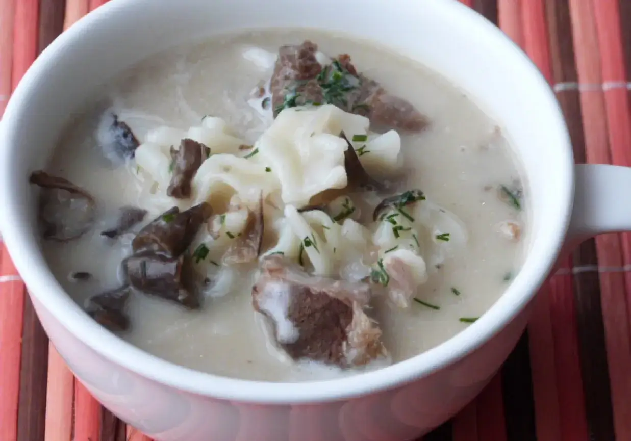 Zdjęcie Ile może stać zupa grzybowa w lod&oacute;wce, aby uniknąć zepsucia?