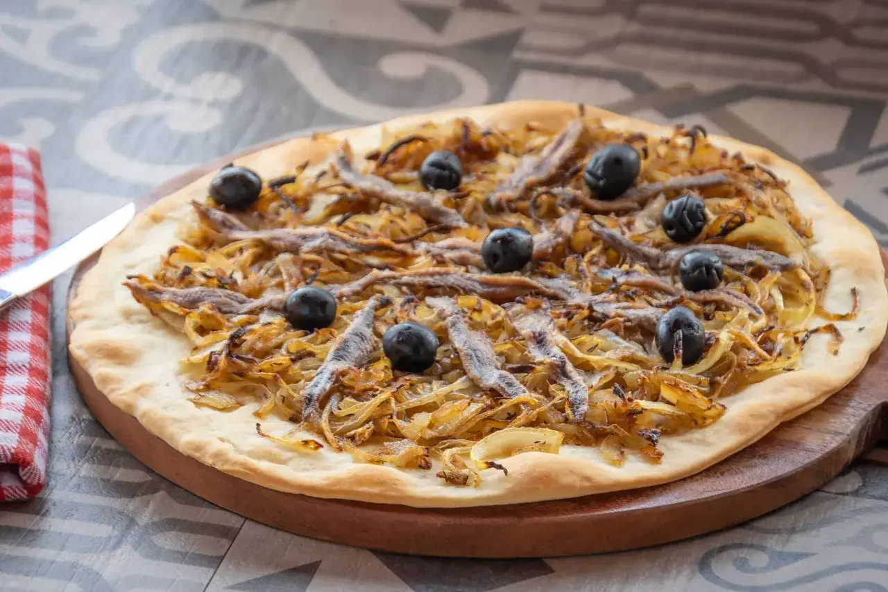 Zdjęcie Pissaladière: przepis na wyjątkową francuską tartę, którą pokochasz