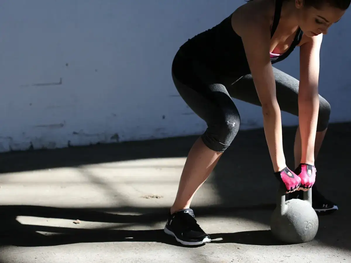 Zdjęcie Co lepsze: CrossFit czy siłownia? Odkryj prawdziwe różnice i wybierz mądrze