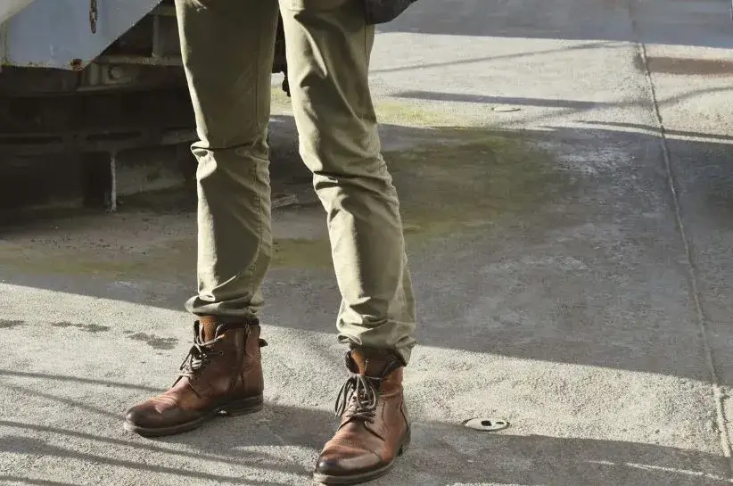 Zdjęcie Kozaki męskie stylizacje: jak nosić je modnie i z klasą?