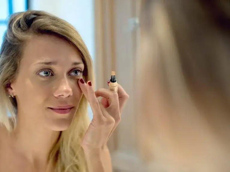 Zdjęcie Gdzie nakładać korektor, aby uzyskać idealny efekt makijażu?