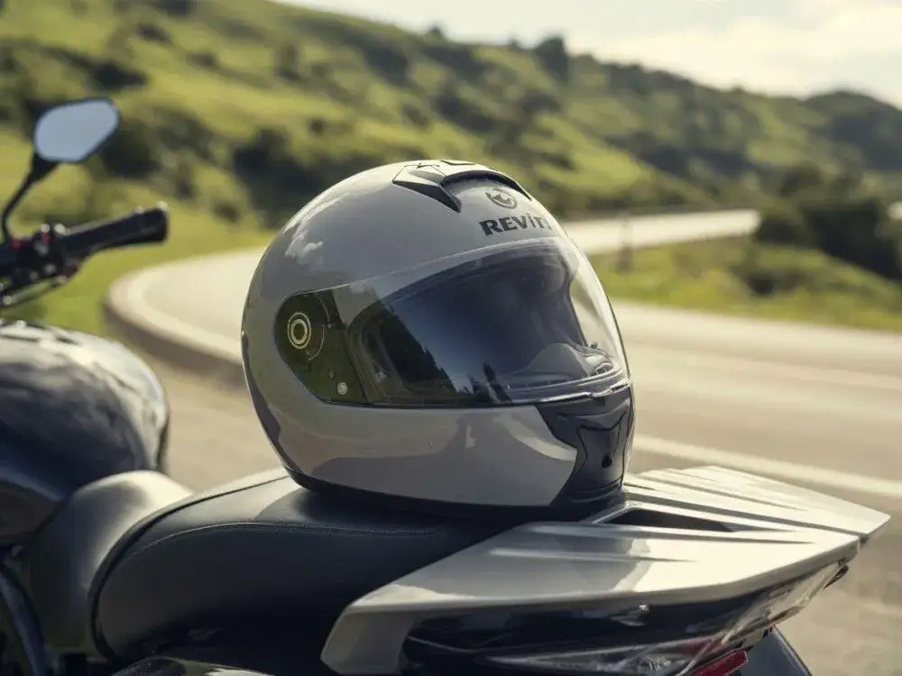 Zdjęcie Jaki kask na turystyczne enduro – wybierz najlepszy model dla siebie