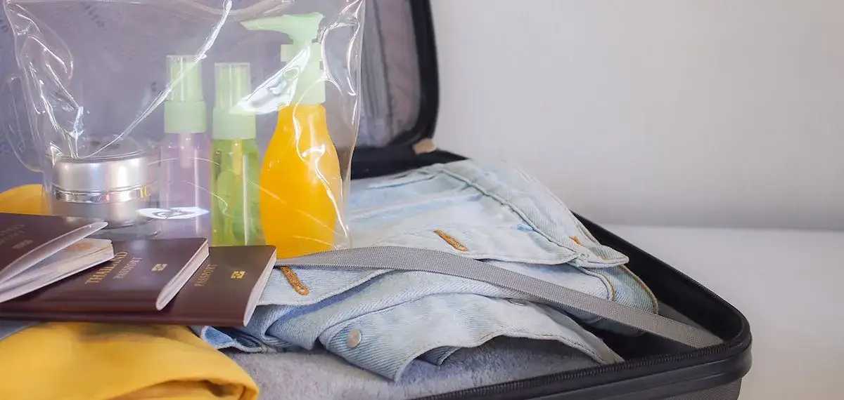 Zdjęcie Jakich kosmetyków nie można zabrać do samolotu? Uniknij problemów na kontroli!