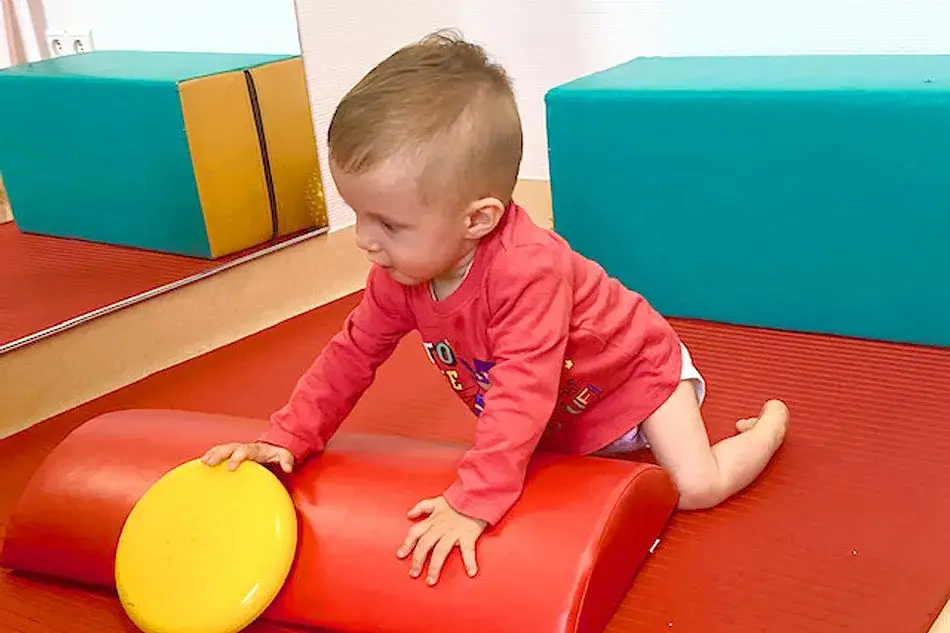 Zdjęcie Zobacz w jakim wieku dziecko zaczyna chwytać zabawki i jak się rozwija