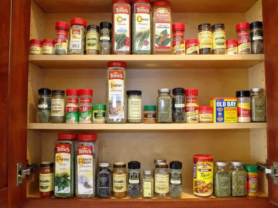 Zdjęcie Jak zrobić półkę na przyprawy – prosty poradnik DIY dla każdej kuchni