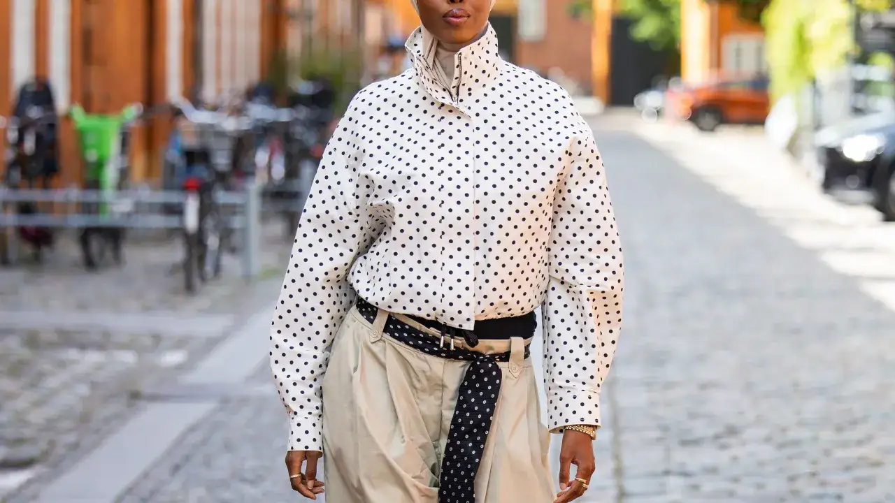 Kobieta w grochy, czy błyszczące kurtki są modne? Ten str&oacute;j z pewnością przyciąga wzrok.