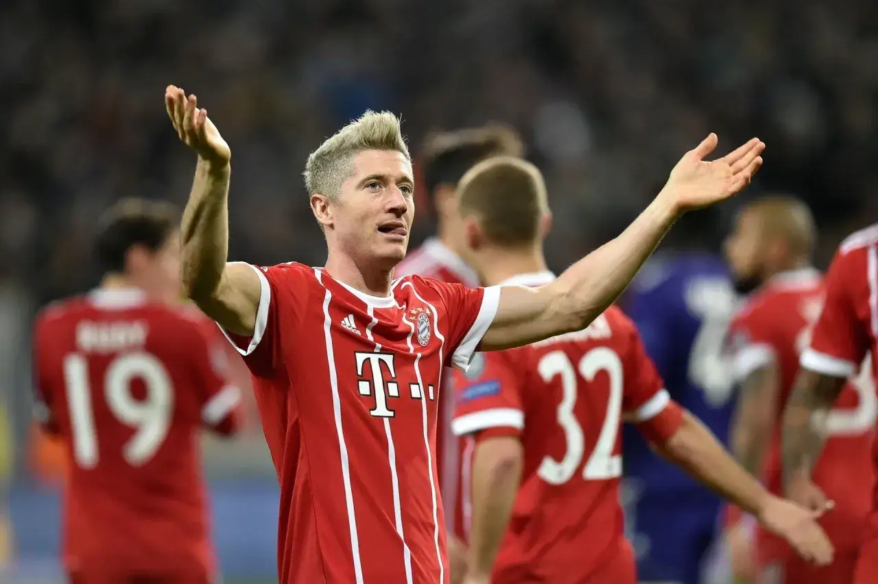 Piłkarz Bayernu Monachium z uniesionymi rękami. Zastanawiasz się, ile zarabia Lewandowski na minutę?