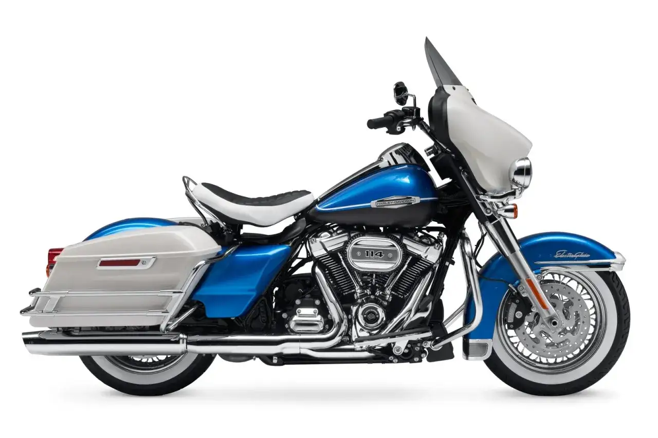 Błękitno-biały Harley-Davidson, jeden z kultowych motocykli, gotowy na daleką podróż.