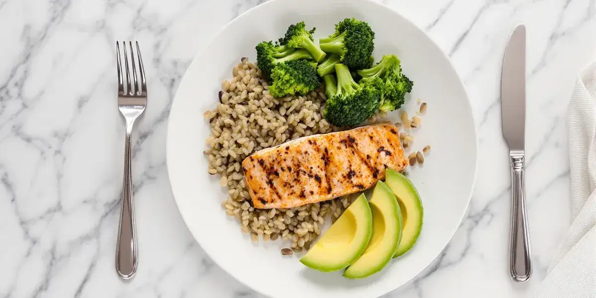 talerz z makroskładnikami przed treningiem