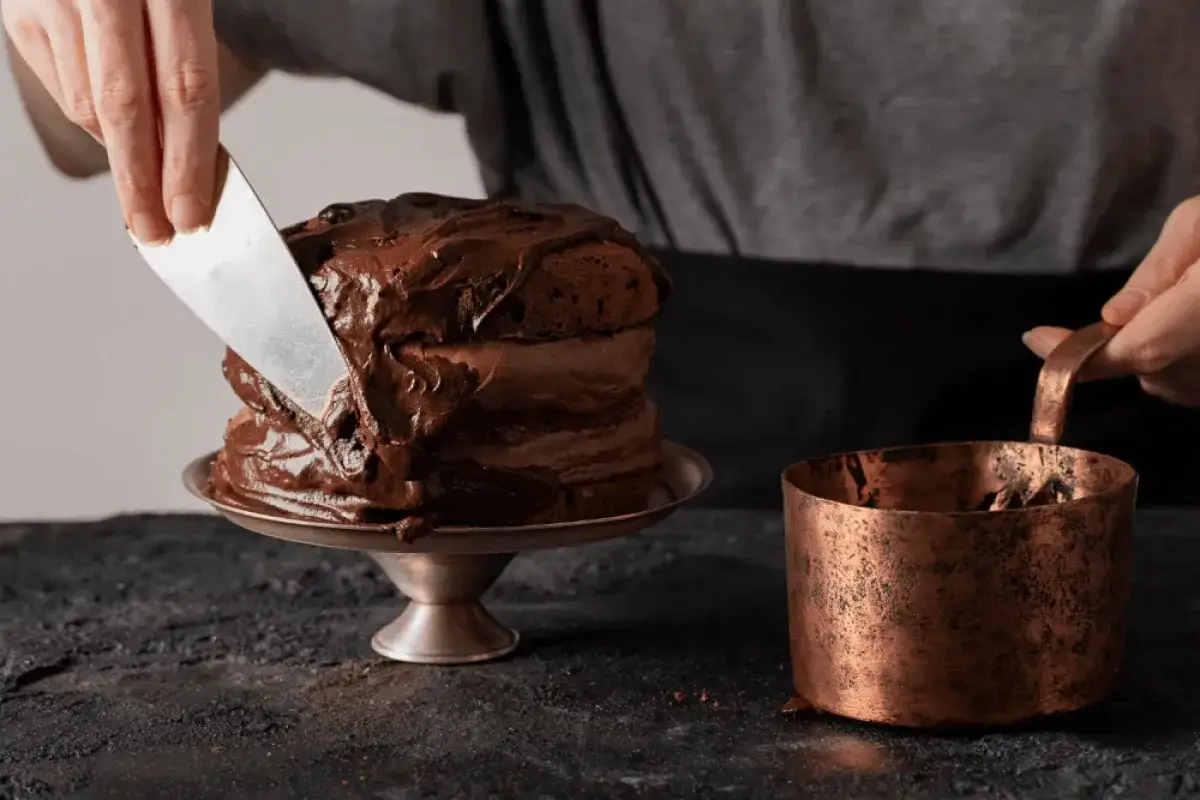 Jak uratować za rzadką polewę czekoladową? Sprawdź, jak wykończyć tort, gdy polewa jest zbyt płynna.