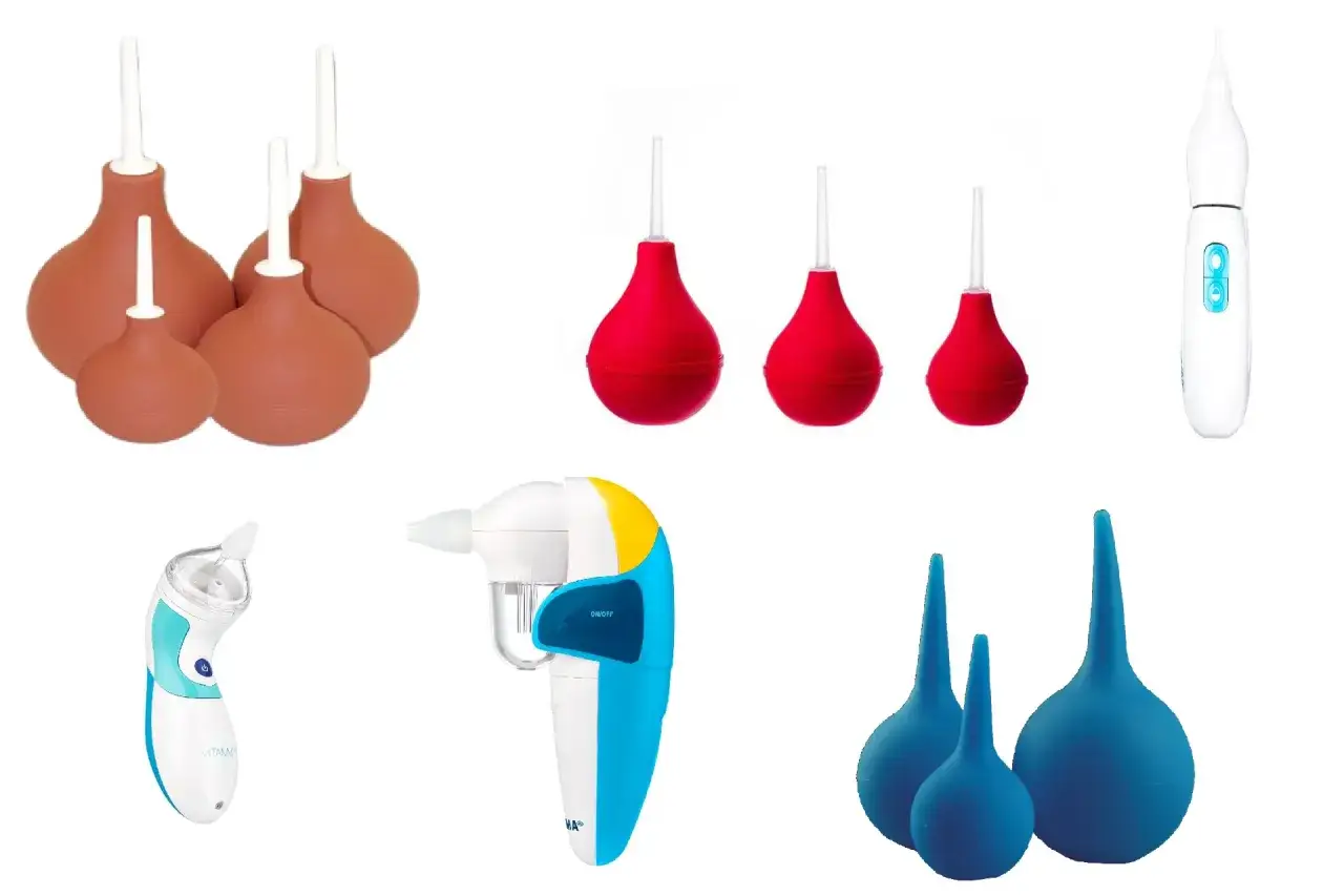 Rodzic delikatnie czyści nosek noworodka aspiratorem