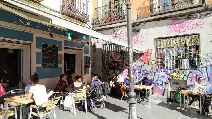Gente tapeando en bar de Malasaña