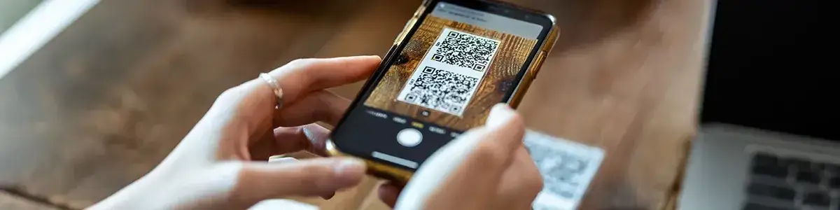 osoba skanująca kod QR telefonem