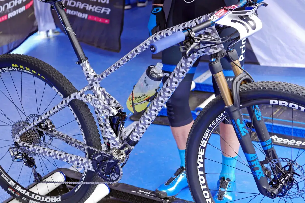 Wyjątkowy rower Mondraker F Podium z kamuflażowym malowaniem, gotowy na wyścig.