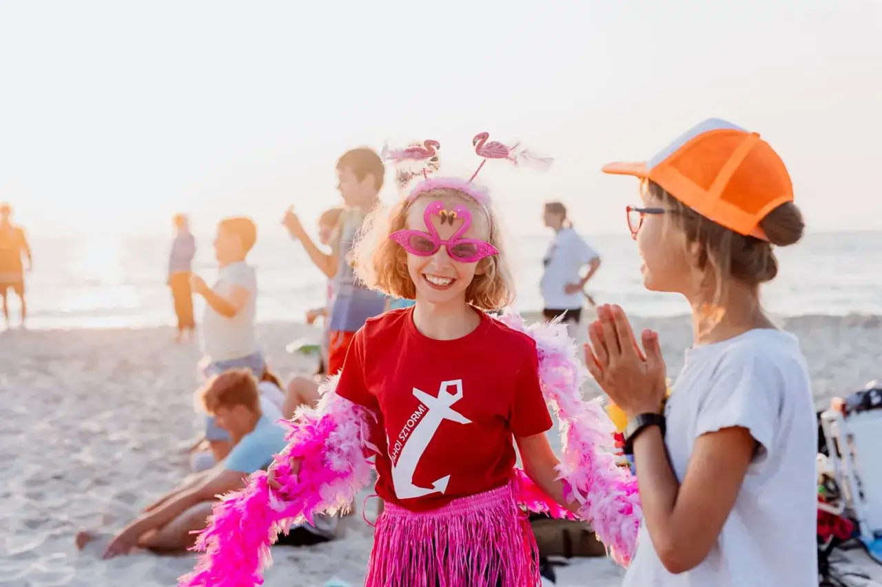 Dzieci bawią się na plaży w Dąbkach. Czy warto jechać? Tak, to świetne miejsce na wakacje!