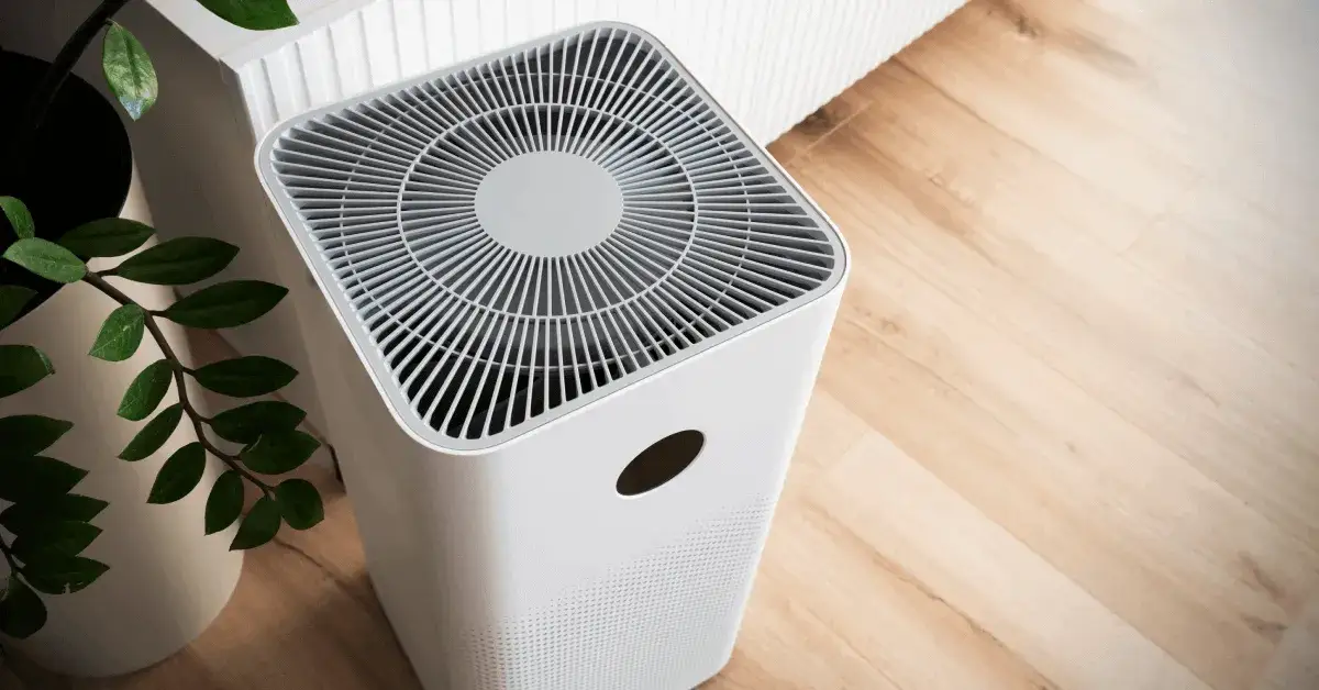 Oczyszczacz powietrza z filtrem HEPA w mieszkaniu