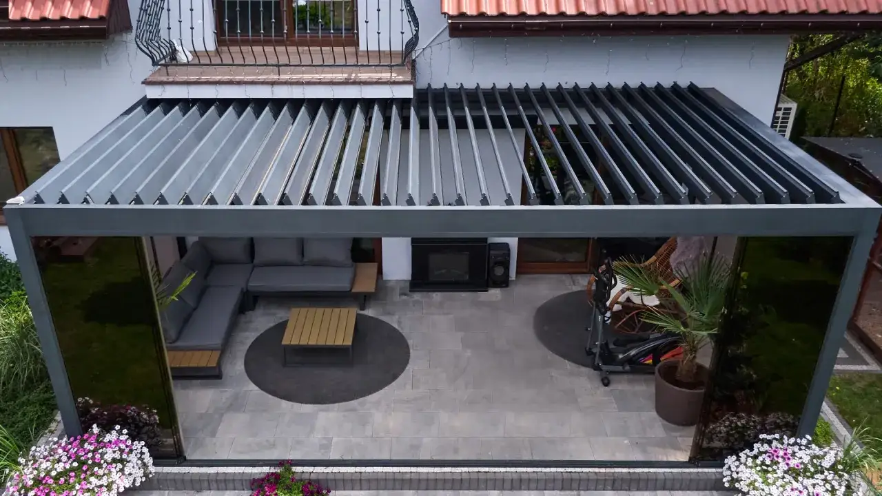 pergola bioklimatyczna z ruchomymi lamelami