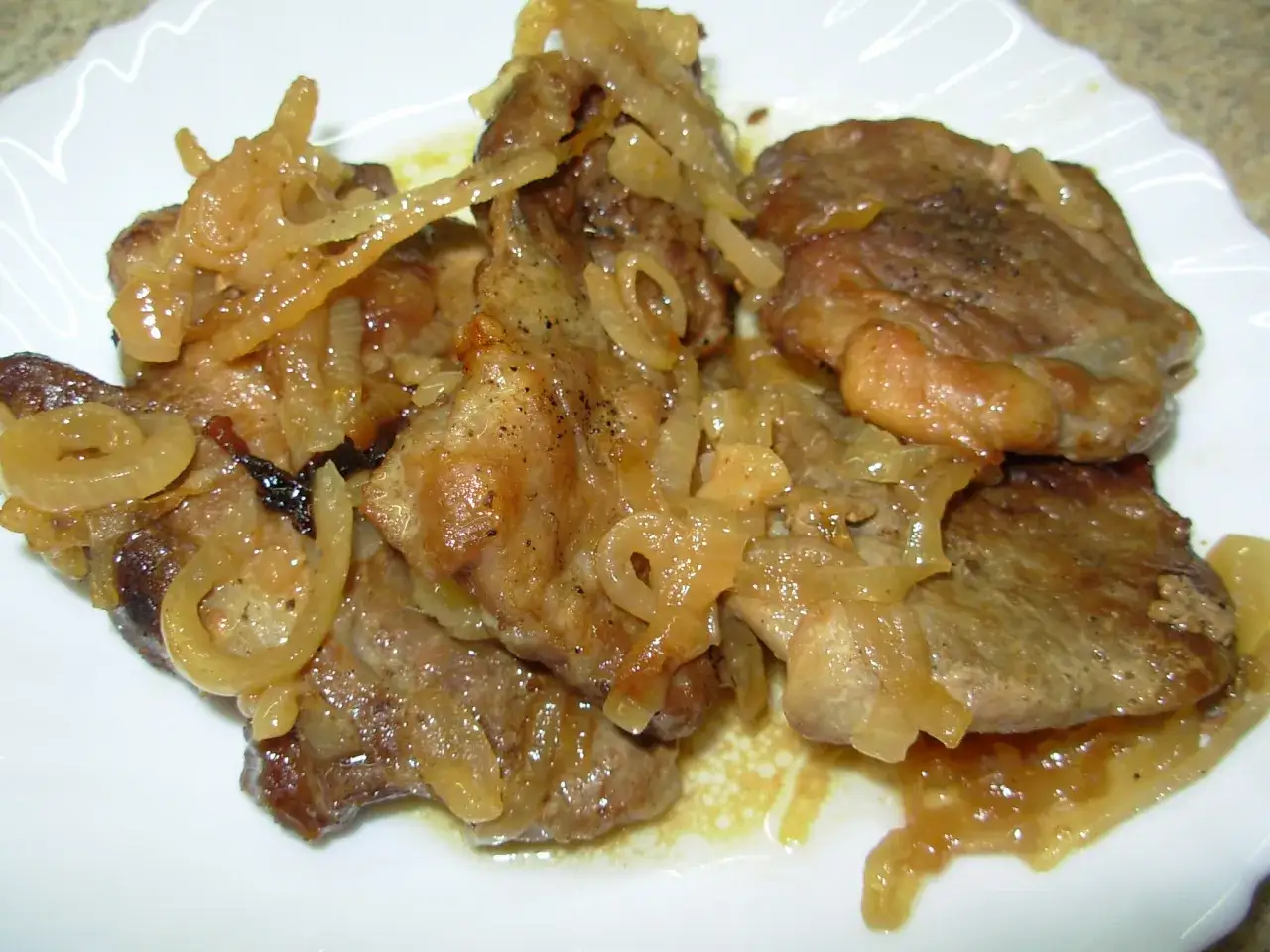 kark&oacute;wka duszona w sosie z cebulą