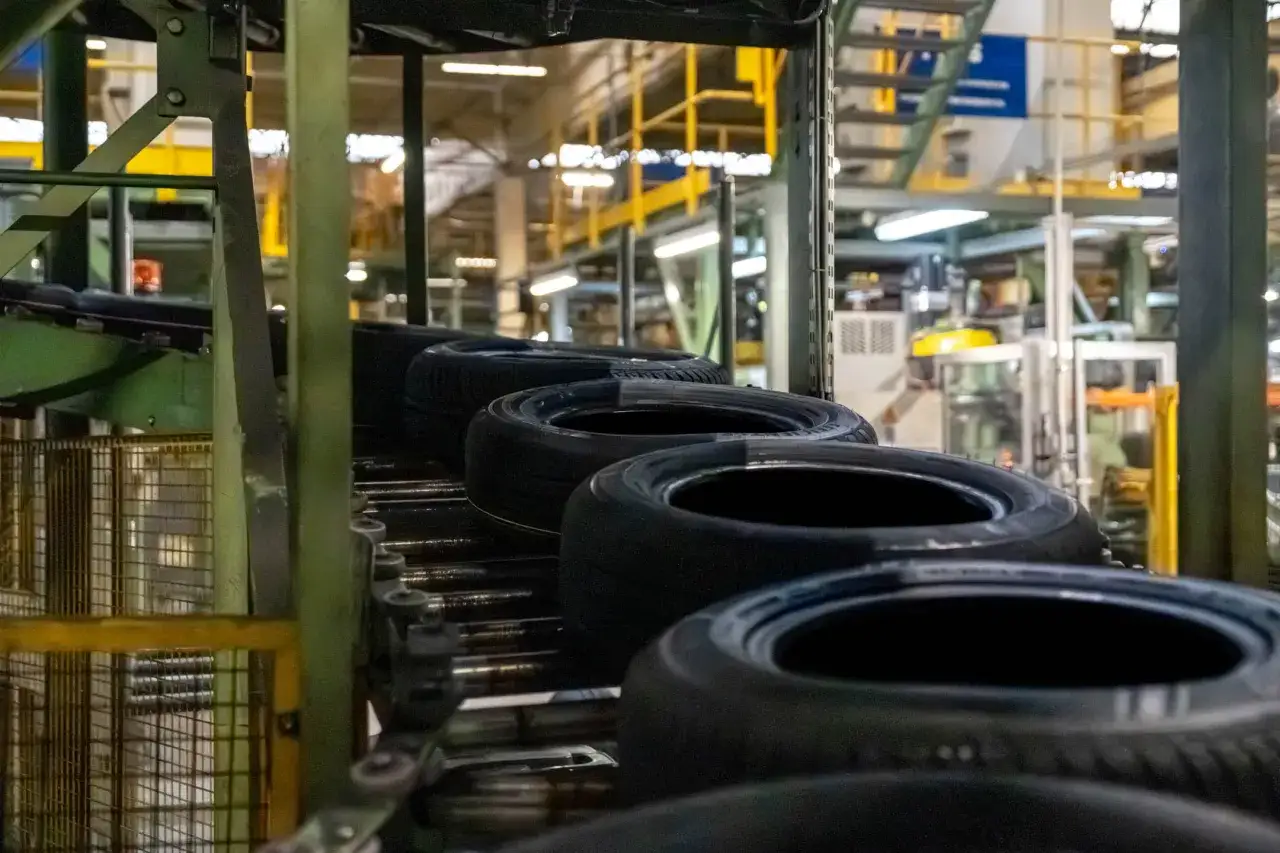 Linia produkcyjna w fabryce opon. Tutaj właśnie powstają opony Dębica, gotowe do dalszej podróży.