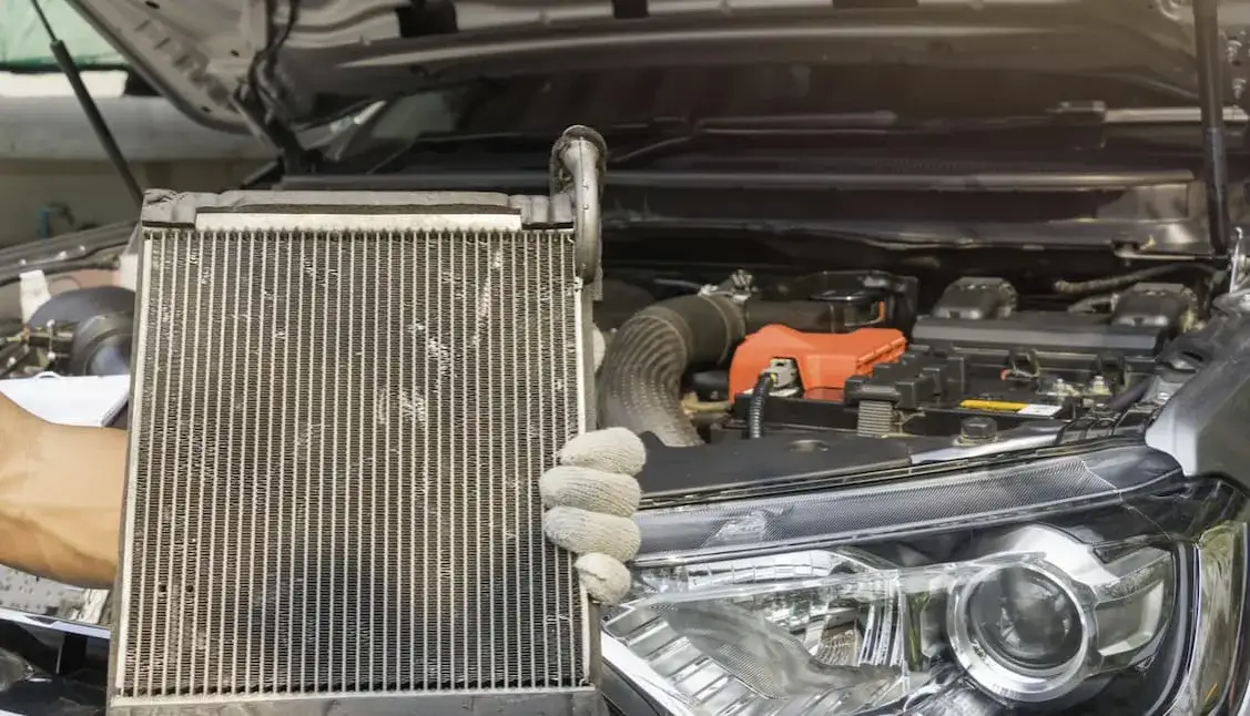 objawy uszkodzonej chłodnicy wyciek płynu przegrzewanie silnika