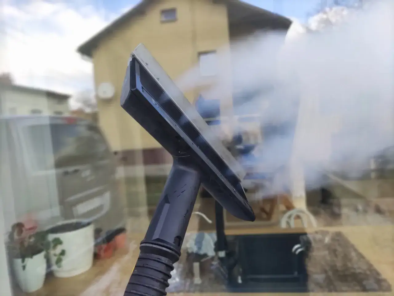 Parownica usuwa sztuczny śnieg z okna. Gorąca para rozpuszcza go, ułatwiając czyszczenie.