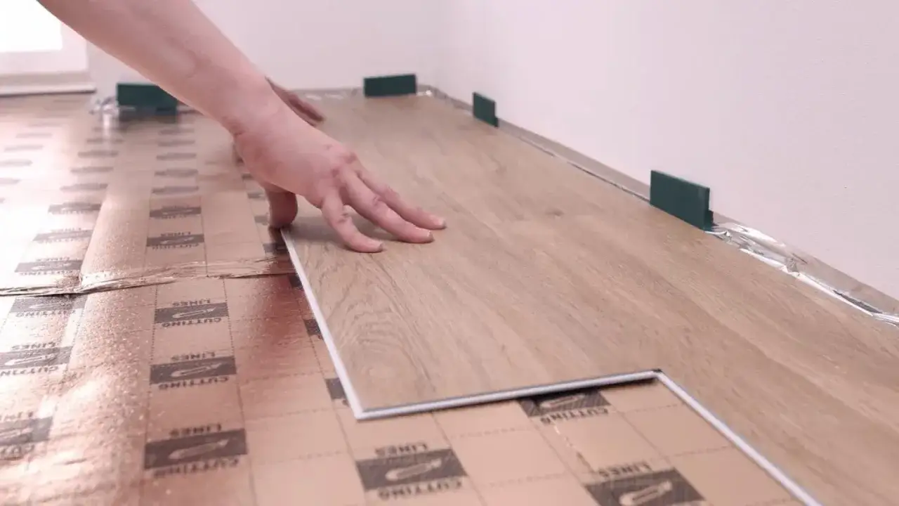 sprawdzanie stabilności płytek pod panele