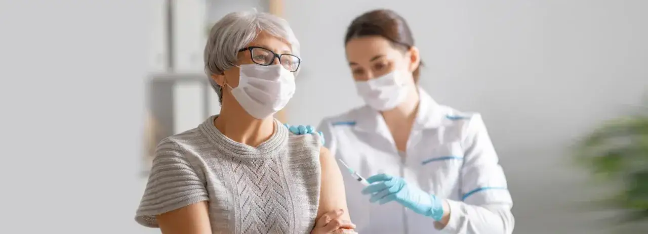lekarz lub pielęgniarka wykonująca szczepienie w punkcie szczepień