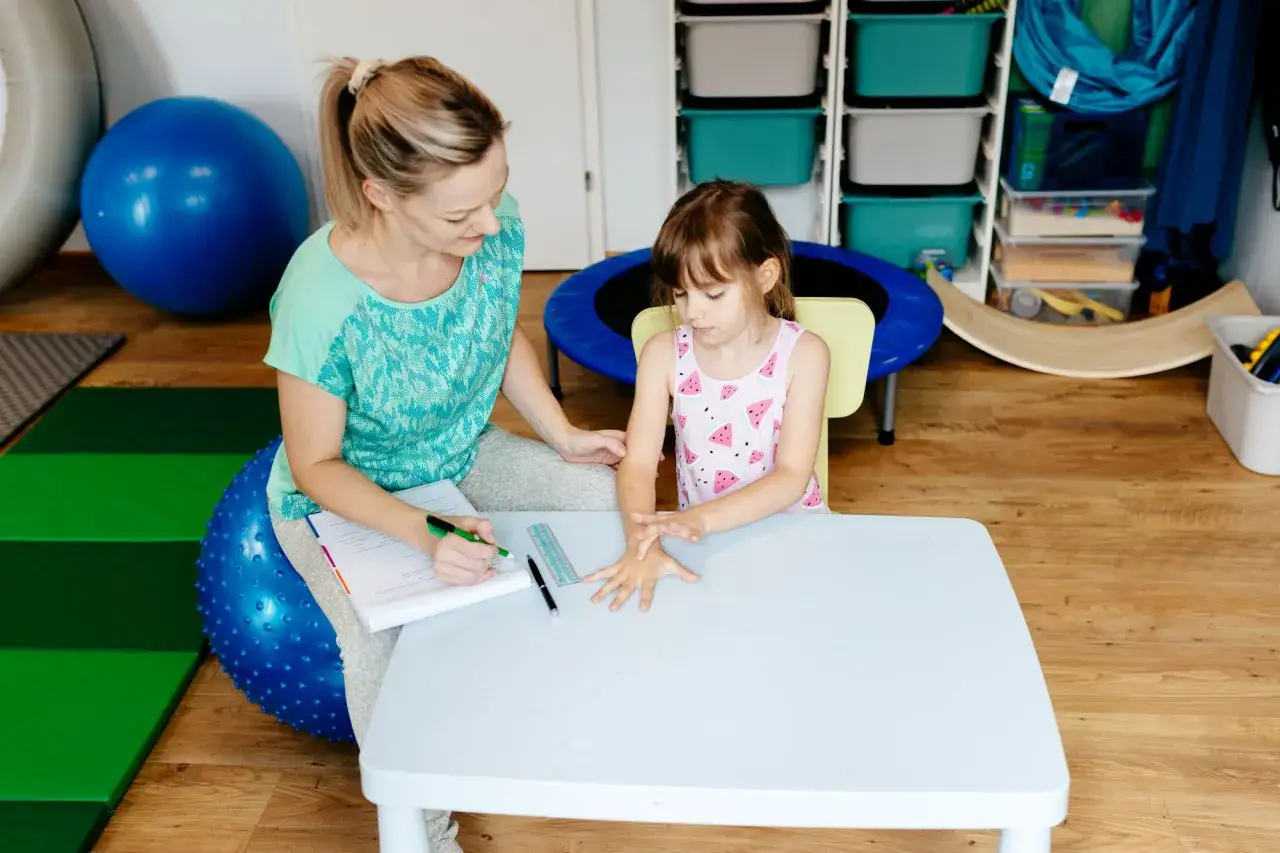 Terapeuta SI z dzieckiem podczas diagnozy