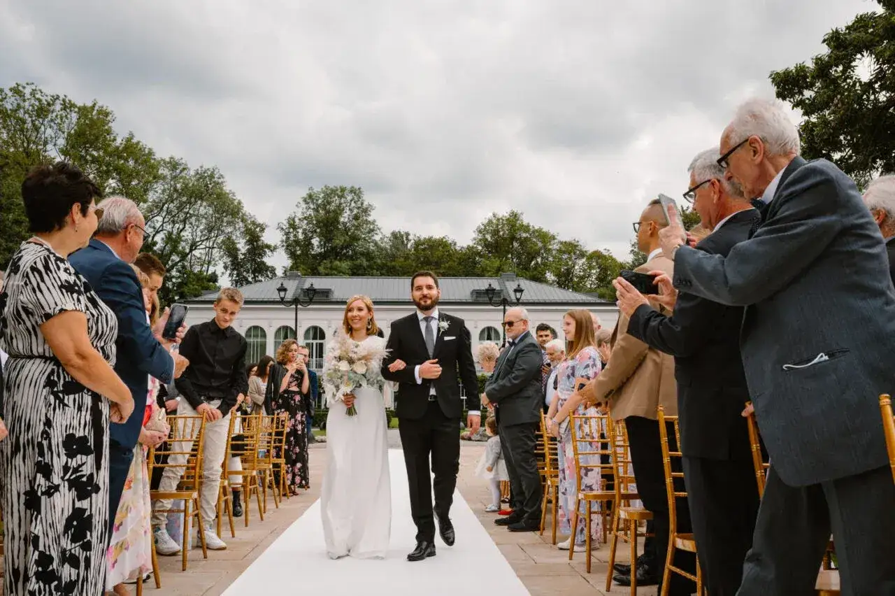 para młoda z księdzem w nietypowym miejscu ślubu (np. plener)