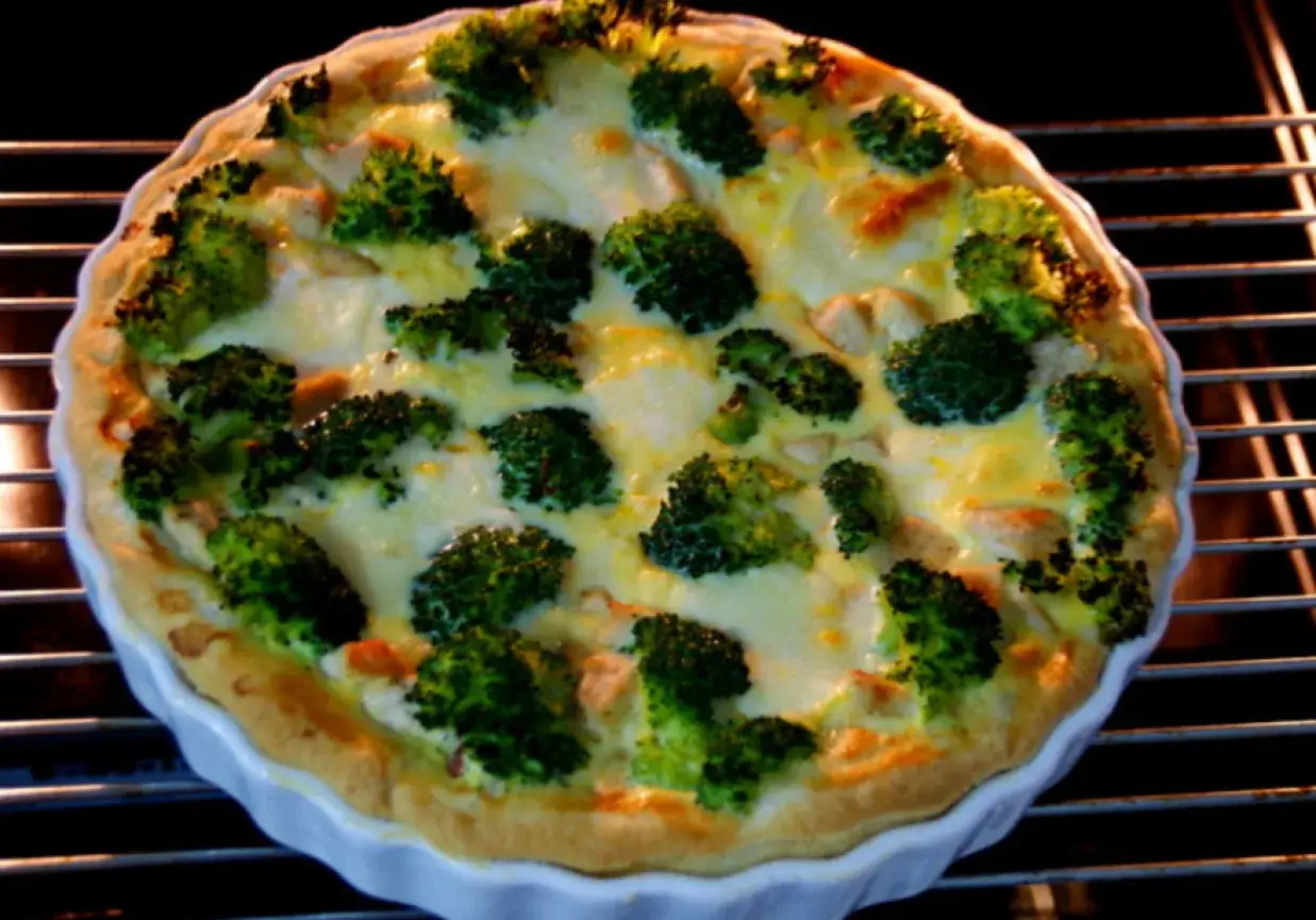 Pyszna tarta z kurczakiem i brokułami, zapieczona w piekarniku, z chrupiącym ciastem i kremowym nadzieniem.