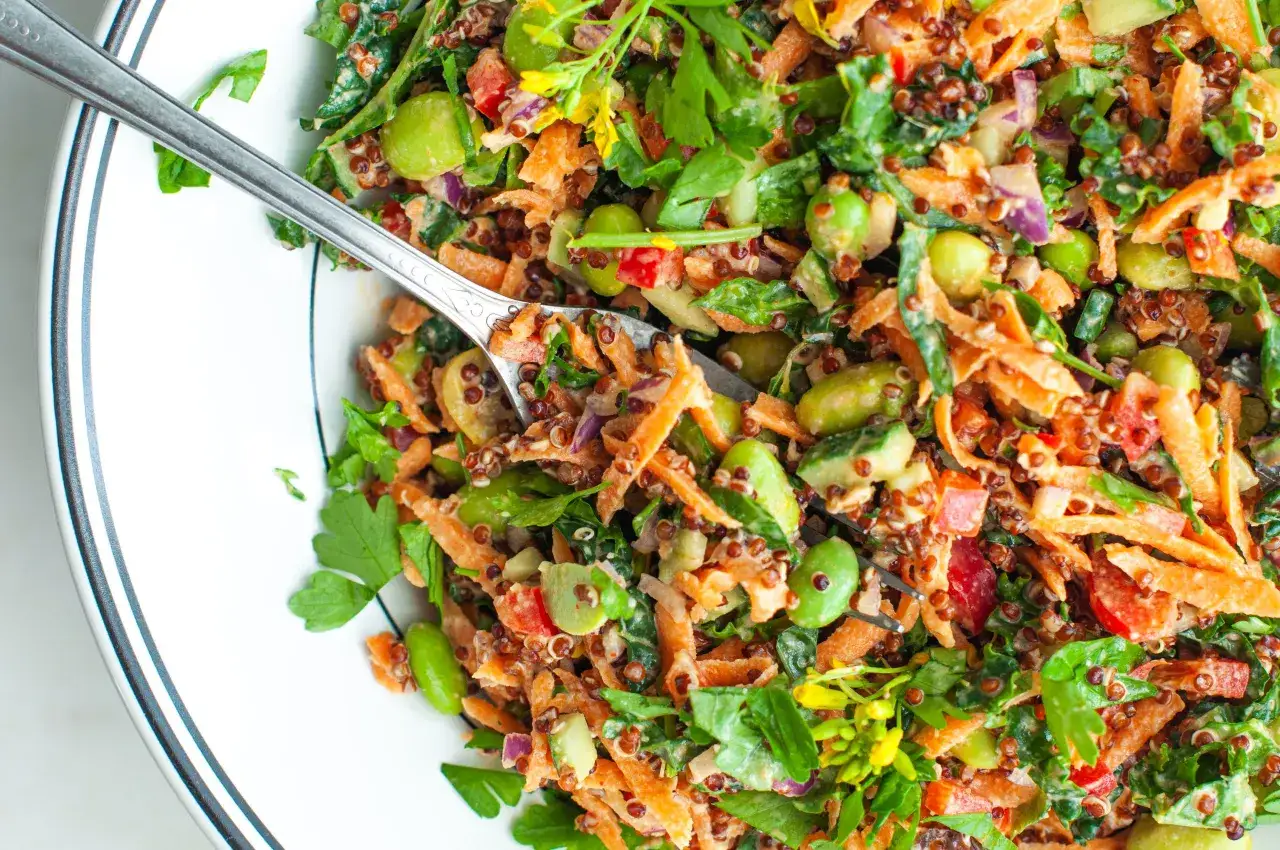 Kolorowa sałatka z edamame, komosą ryżową i warzywami. Idealna na szybki obiad, gdy nie wiesz, edamame mrożone jak zrobić.