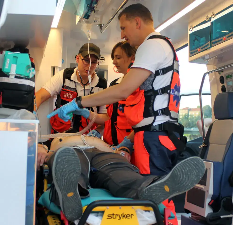 ratownik medyczny w karetce z pacjentem