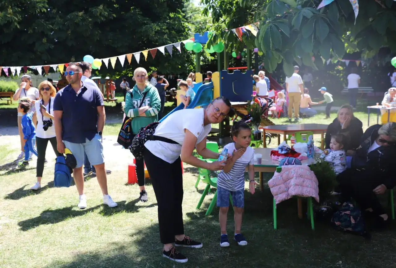 Rodzina z dziećmi w parku Brzeg
