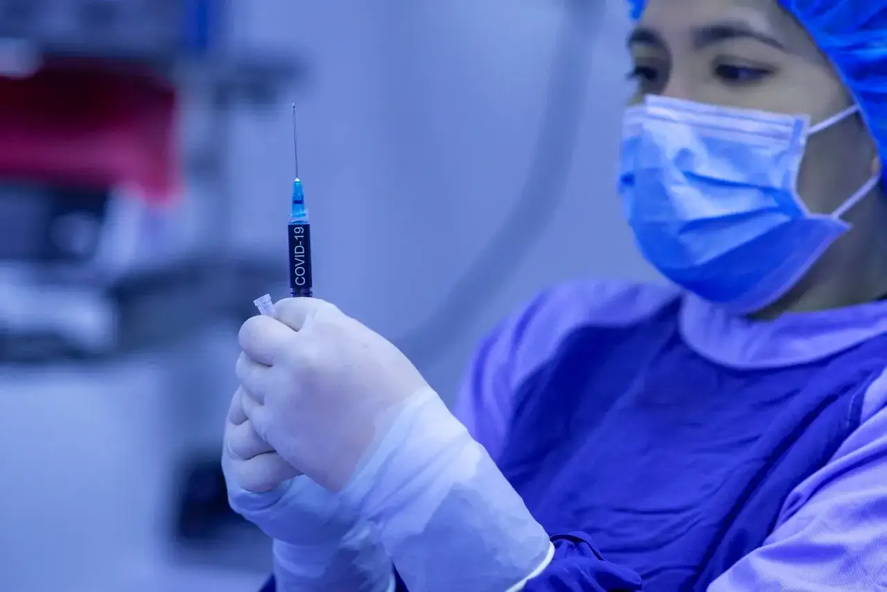 Naukowcy prowadzą badania immunologiczne nad COVID-19, przygotowując szczepionkę.