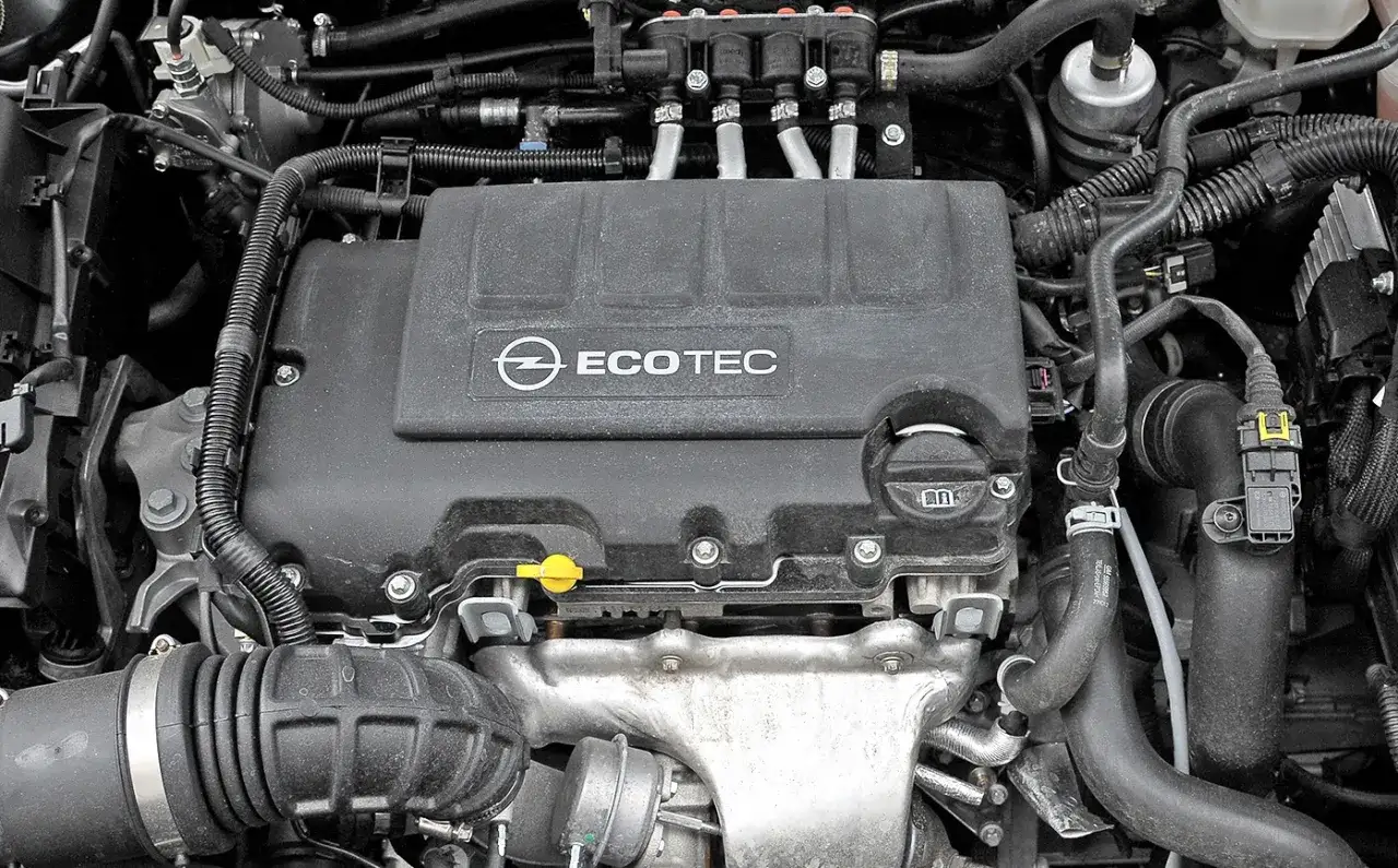 Silnik Opel Ecotec, symbol niezniszczalne silniki benzynowe. Widoczne przewody, wtryskiwacze i elementy układu dolotowego.