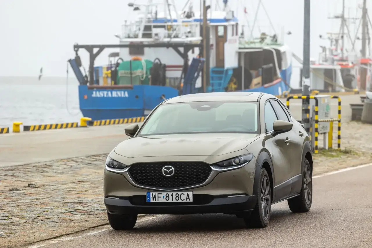 Samochód na drodze do Łeby, nadmorski krajobraz