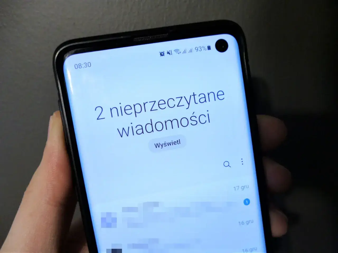 smartfon z fałszywym powiadomieniem SMS o próbie logowania