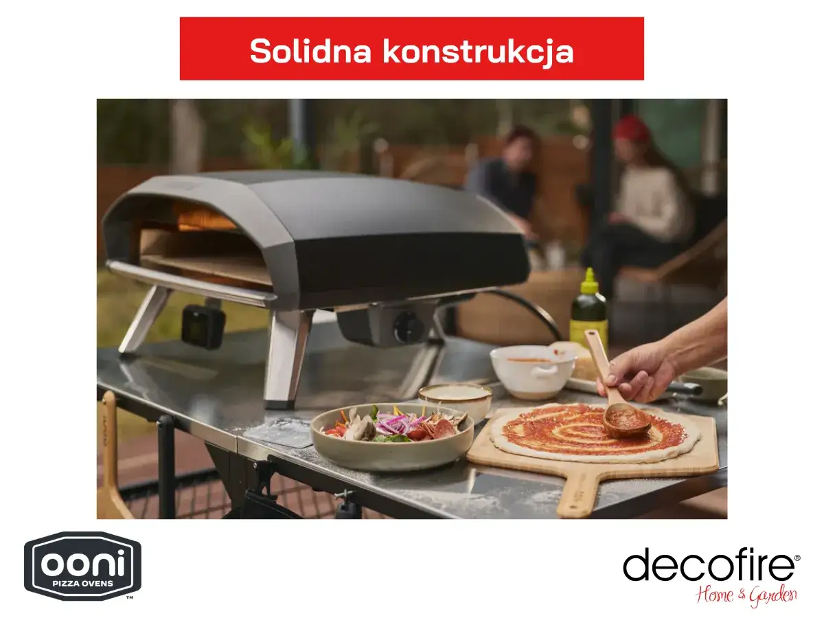 Solidny piec do pizzy gazowy Ooni w akcji. Na stole przygotowywana jest pizza, a w tle widać ludzi.